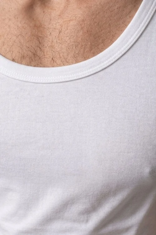 Camiseta sin mangas de algodón peinado para hombre: no aprieta y es transpirable.